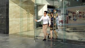 cửa kính được sử dụng phổ biến cho nhà hàng